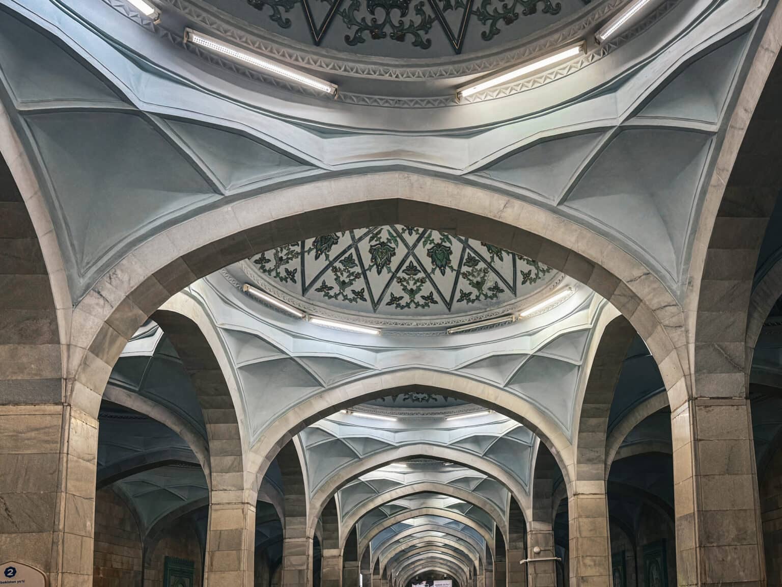 Gewölbte Decke mit kunstvollen Verzierungen in der Alisher-Navoi-Metrostation in Taschkent