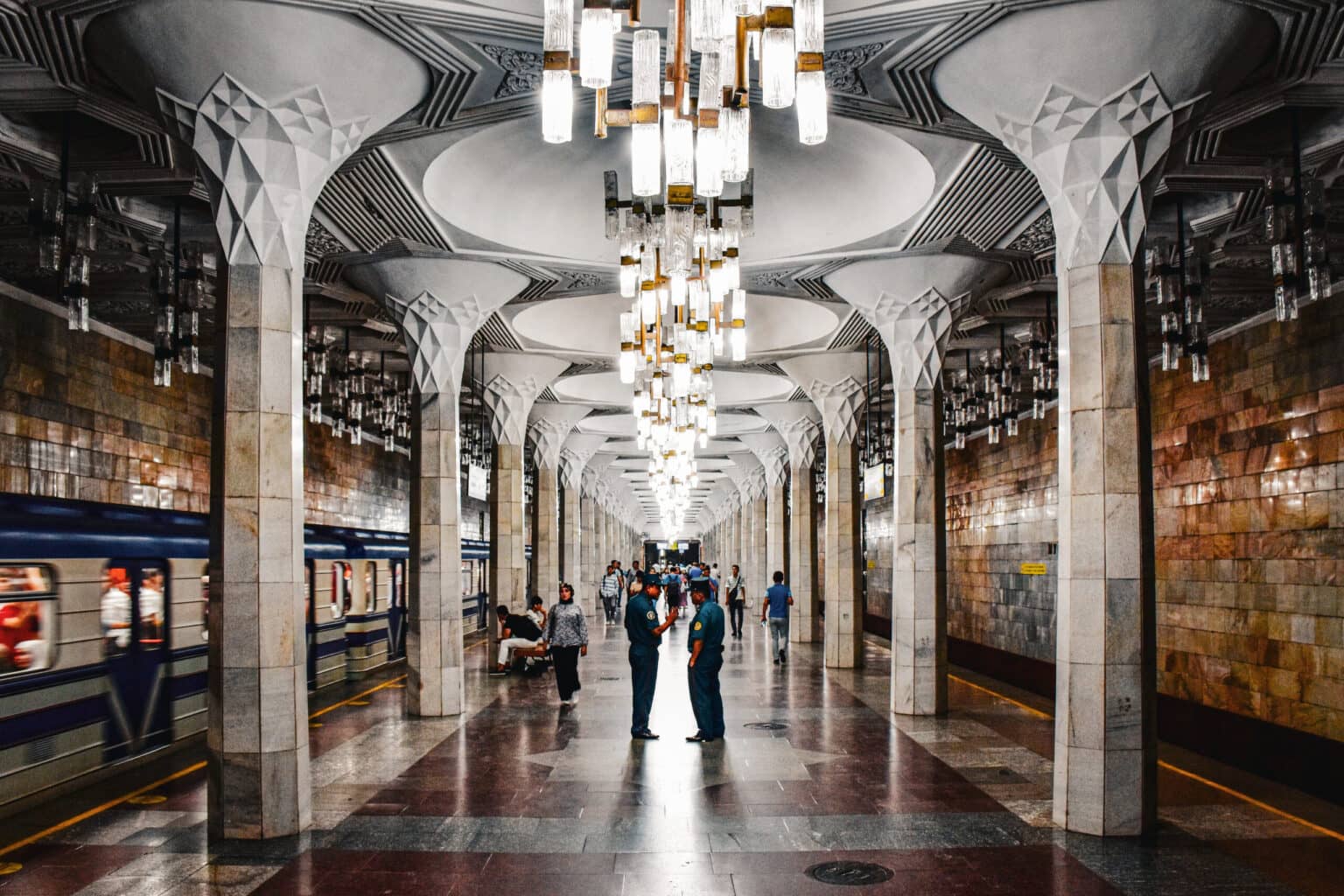 Die Metrostation Mustaqillik Maydoni beeindruckt durch ihre Säulen und prunkvollen Kronleuchter. 