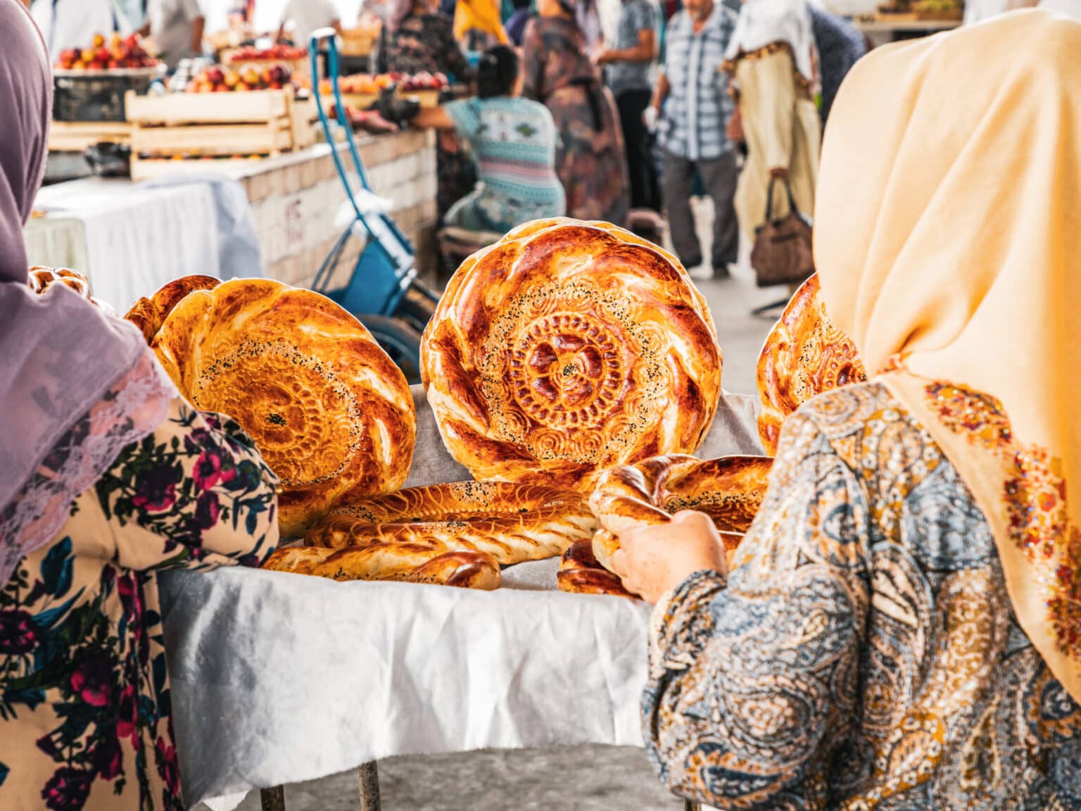 Frauen auf dem Chorsu-Basar in Taschkent verkaufen traditionell gebackenes Non-Brot