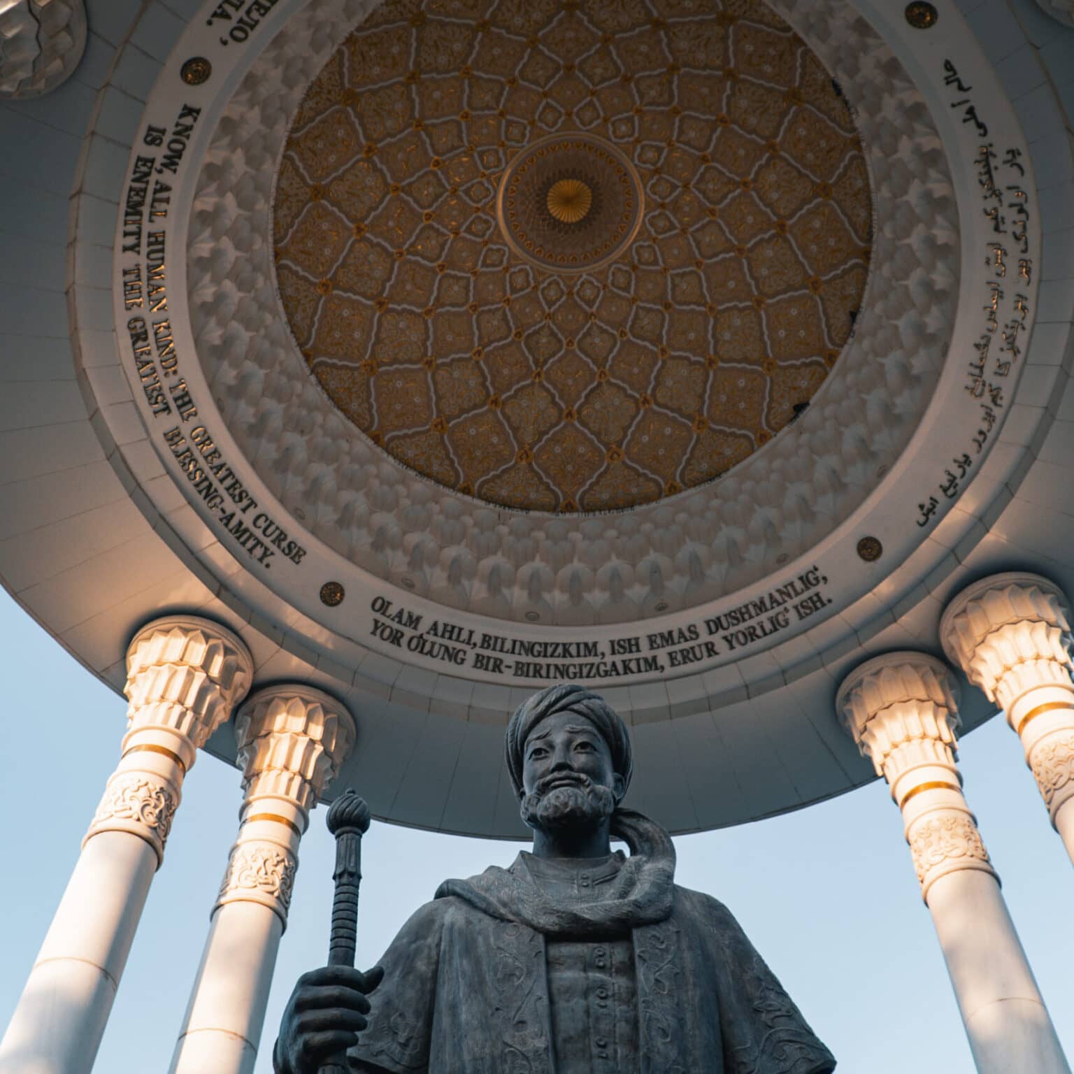 Alisher-Navoi-Statue unter einem reich verzierten Pavillon