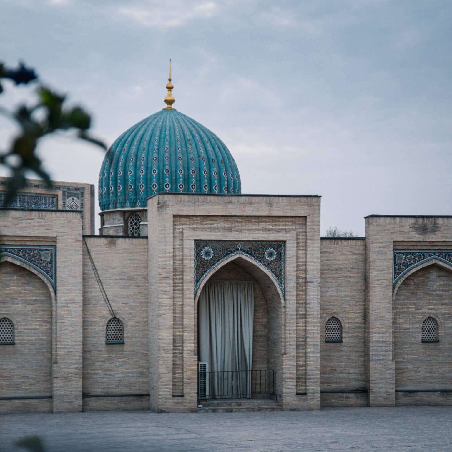 Außenansicht eines Bauwerks innerhalb des Hazrat-Imam-Komplex in Taschkent