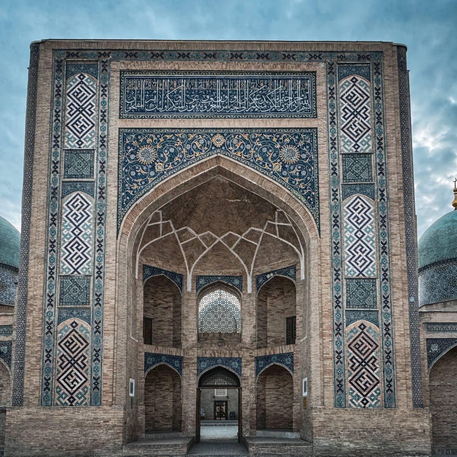 Außenansicht der Barak-Khan-Medrese in Taschkent mit Kuppel und dekorativen Bögen