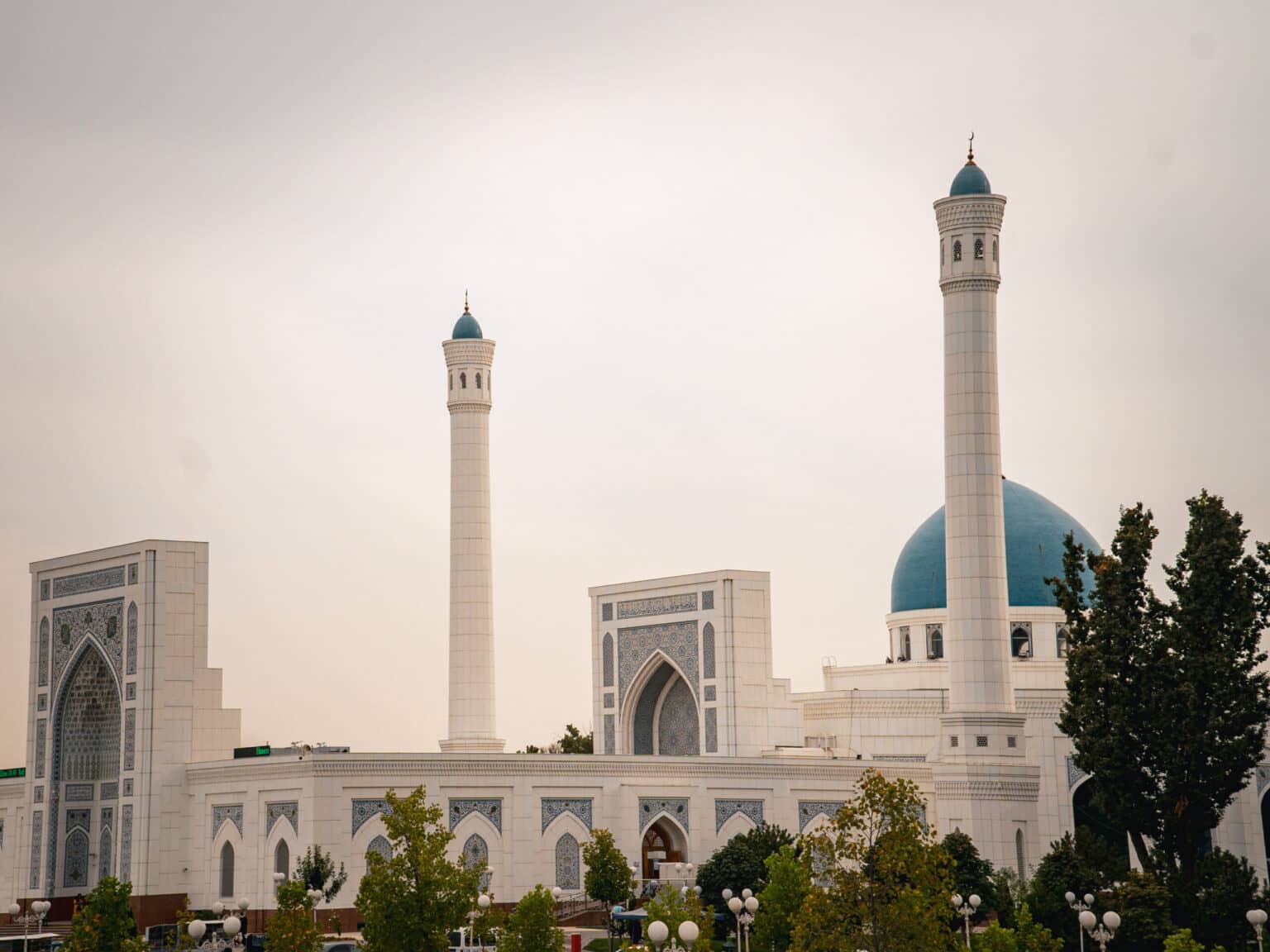 Außenansicht der Minor-Moschee in Taschkent mit zwei Minaretten und einer türkisblauen Kuppel