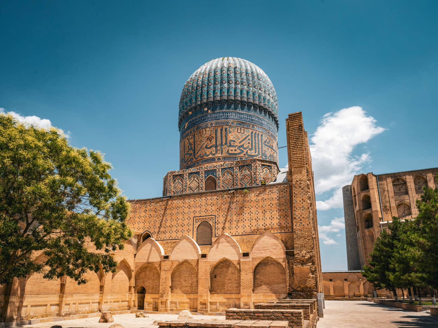 Außenansicht der Bibi-Khanum-Moschee in Samarkand mit ihrer eindrucksvollen blauen Kuppel