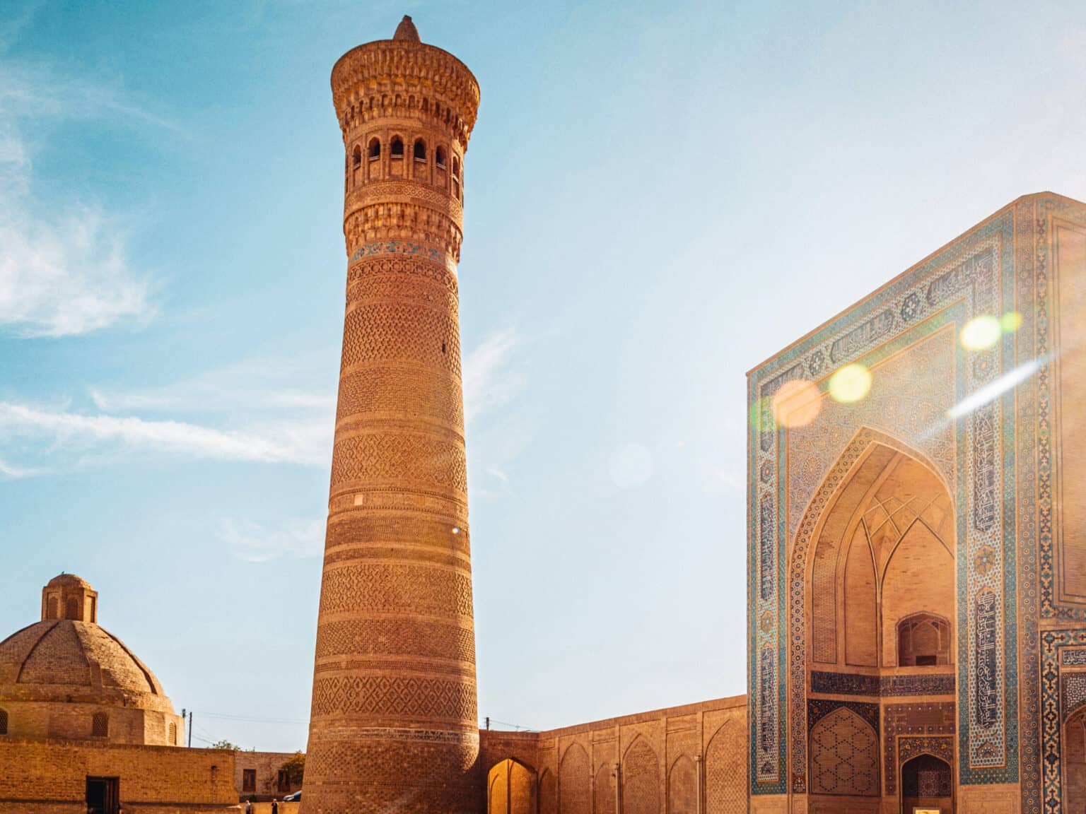 Blick auf das eindrucksvolle Kalon-Minarett und die Kalon-Moschee in Buchara, beleuchtet von der Sonne