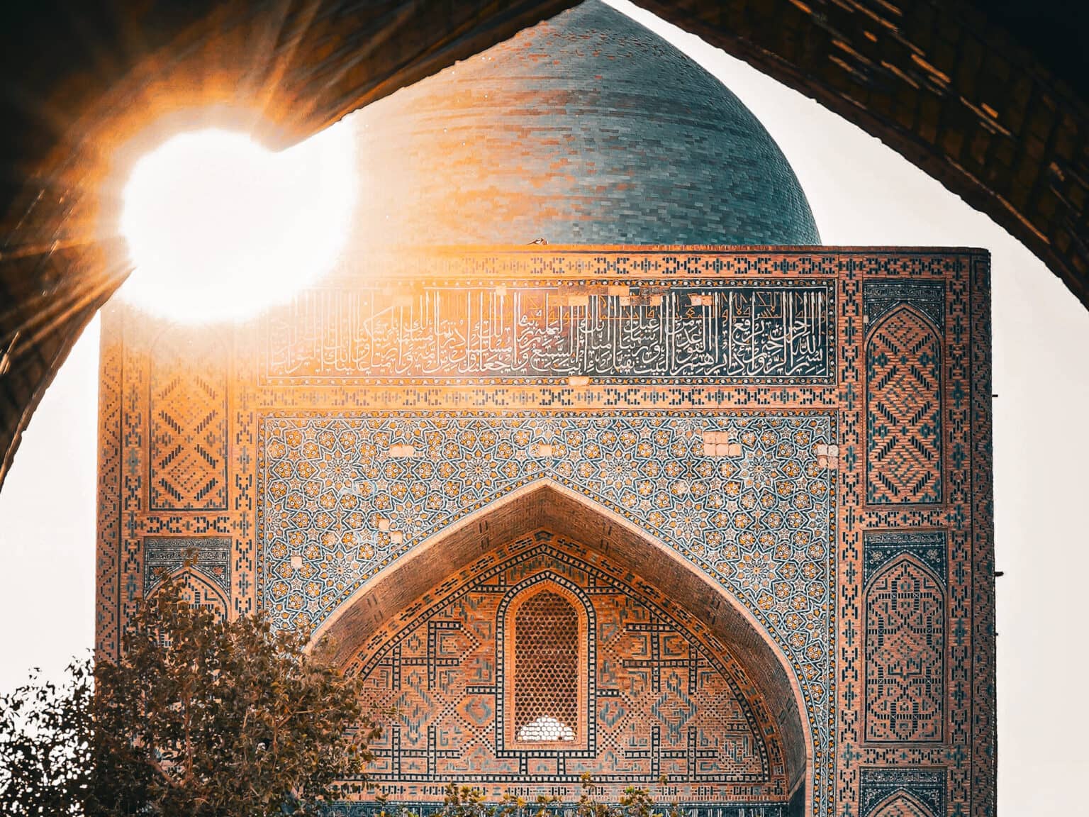 Die Fassade der Kalon-Moschee in Buchara im goldenen Licht der untergehenden Sonne