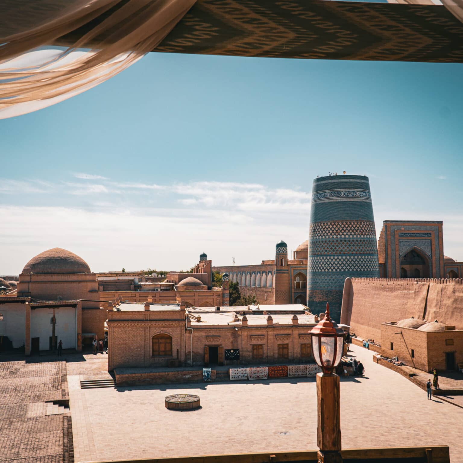 Blick auf die historische Altstadt von Chiwa mit dem imposanten Kalta-Minor-Minarett und den Lehmmauern von Itchan-Kala