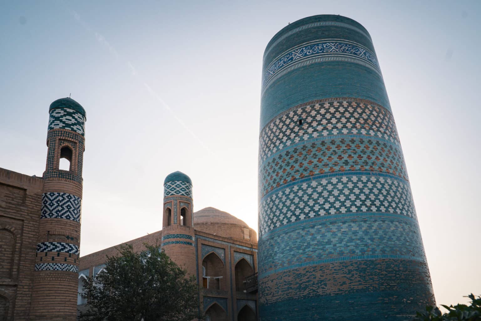 Ein Traum in Türkis – Das Kalta-Minor-Minarett in Chiwa. 