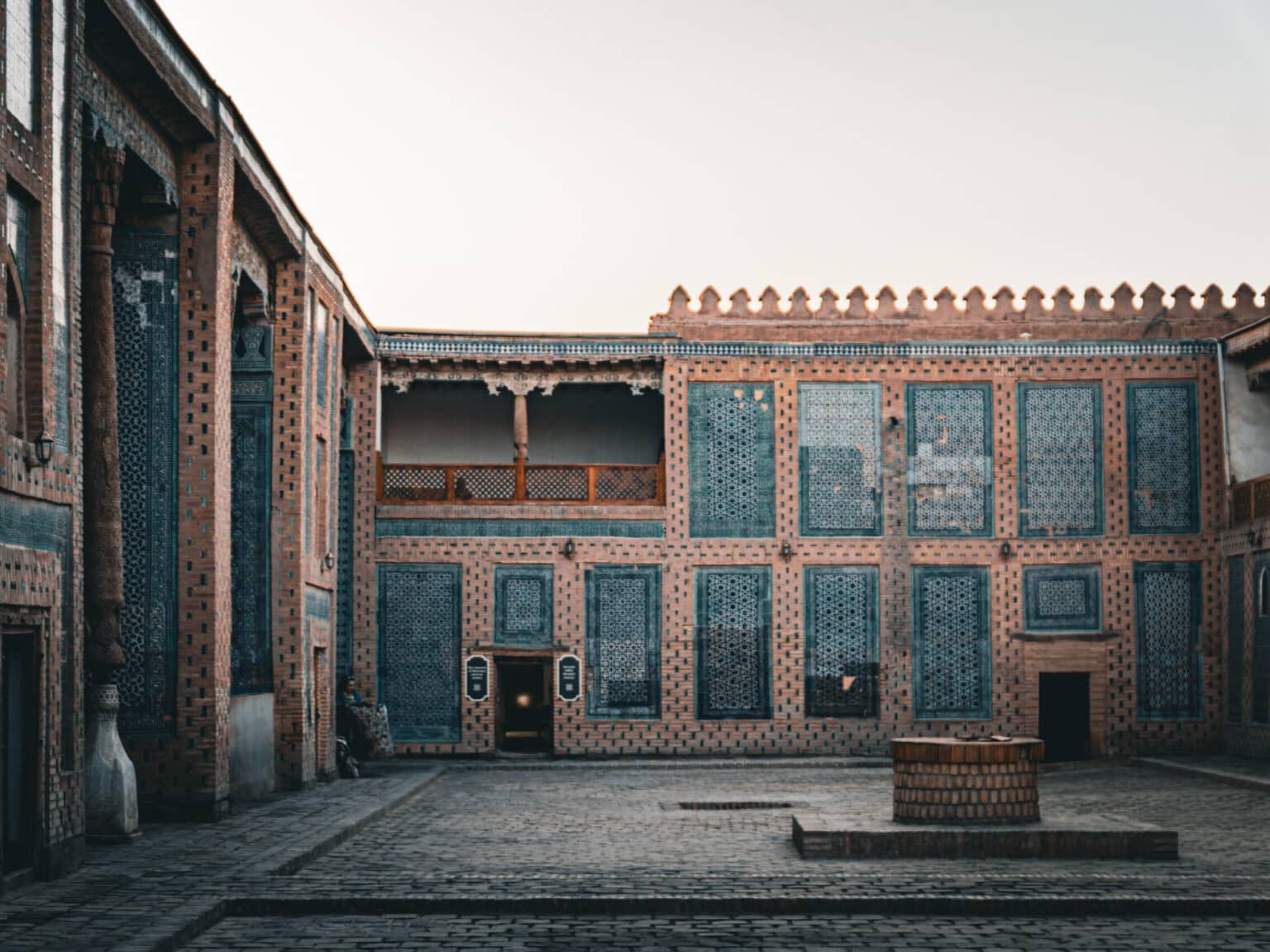 Innenhof des Tasch-Hauli-Palasts in Chiwa mit dekorativen Mosaikwänden und traditioneller Architektur