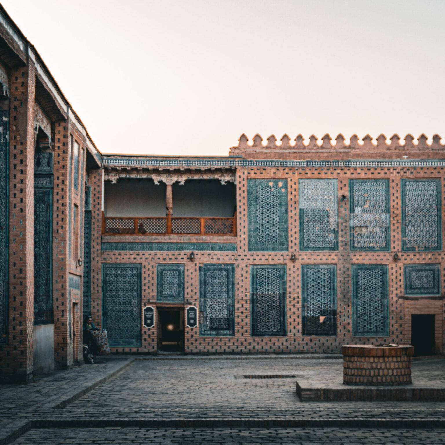 Innenhof des Tasch-Hauli-Palasts in Chiwa mit dekorativen Mosaikwänden und traditioneller Architektur