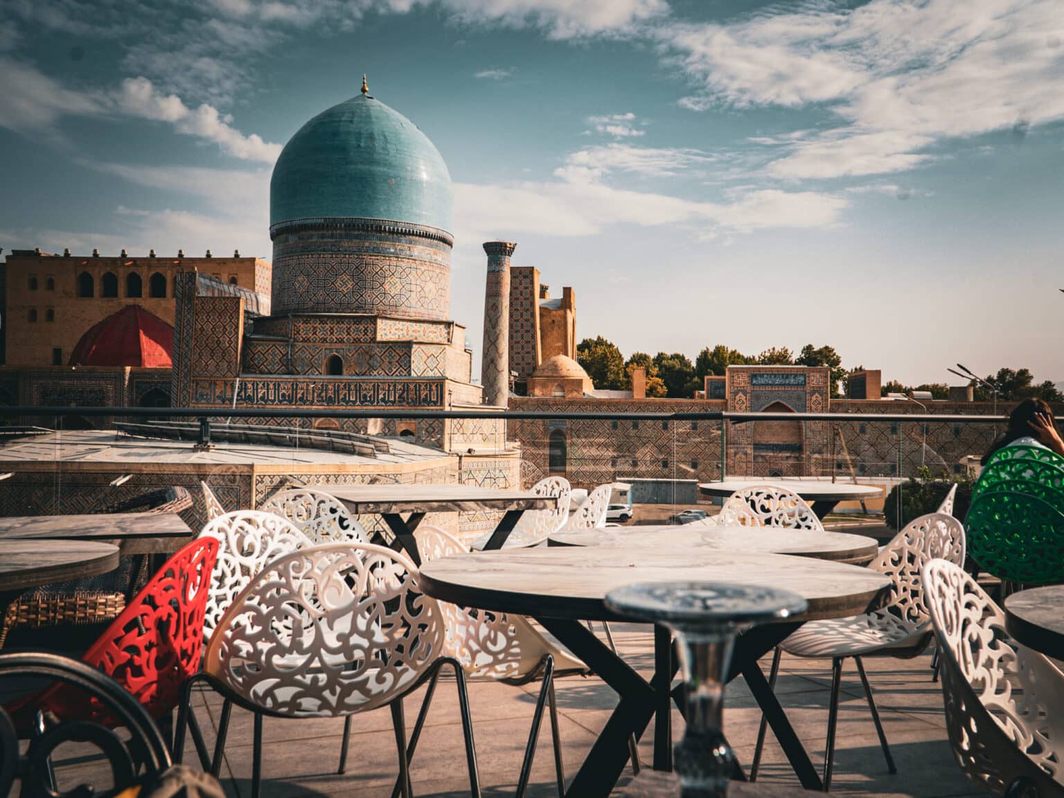 Von der Dachterrasse des Emirhan-Restaurants hast du einen herrlichen Blick über Samarkand. 