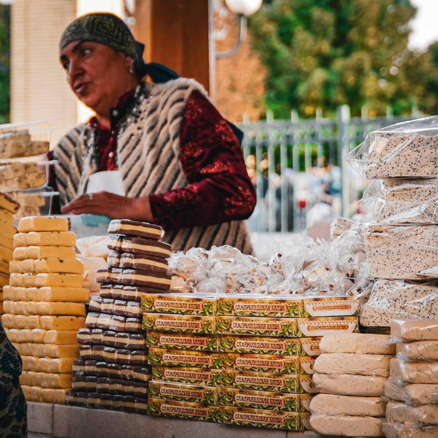 Ein Marktstand auf dem Siyob-Basar in Samarkand mit der Süßspeise Halva