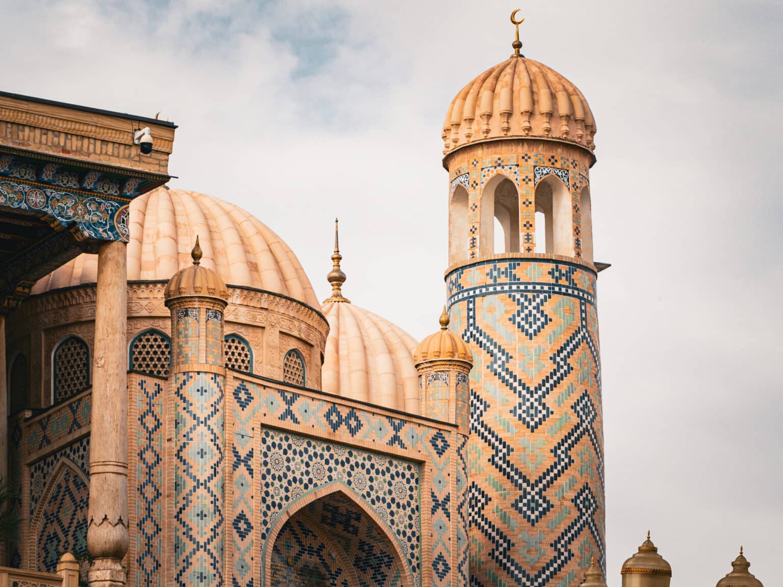 Die Chidr-Moschee verzaubert mit ihrer Mischung aus goldenen Kuppeln und detaillierten Mosaiken.