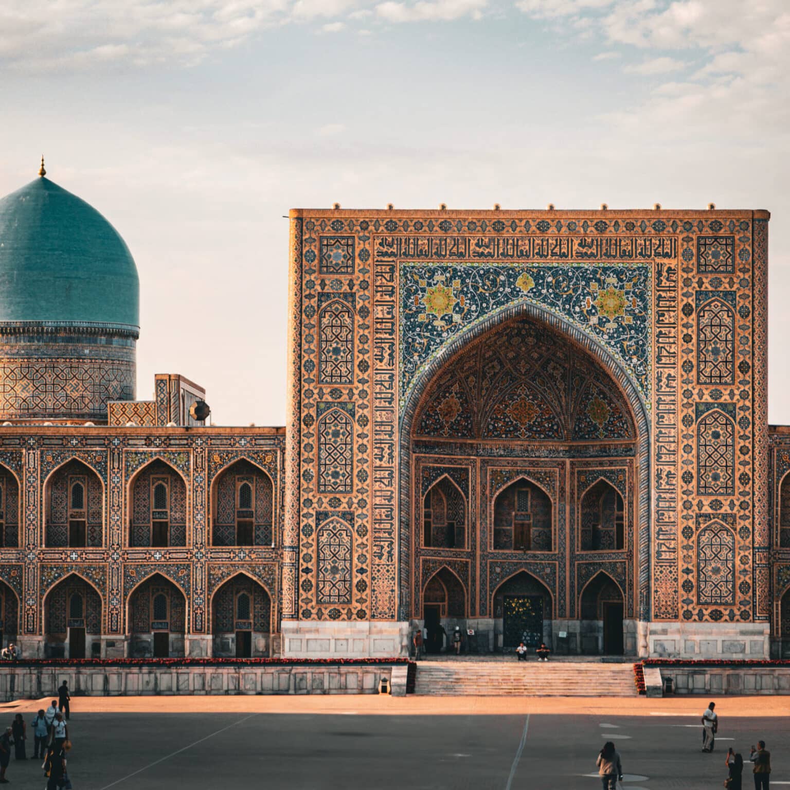 Die prächtige Tillakori-Medrese auf dem Registan-Platz in Samarkand bei Sonnenuntergang