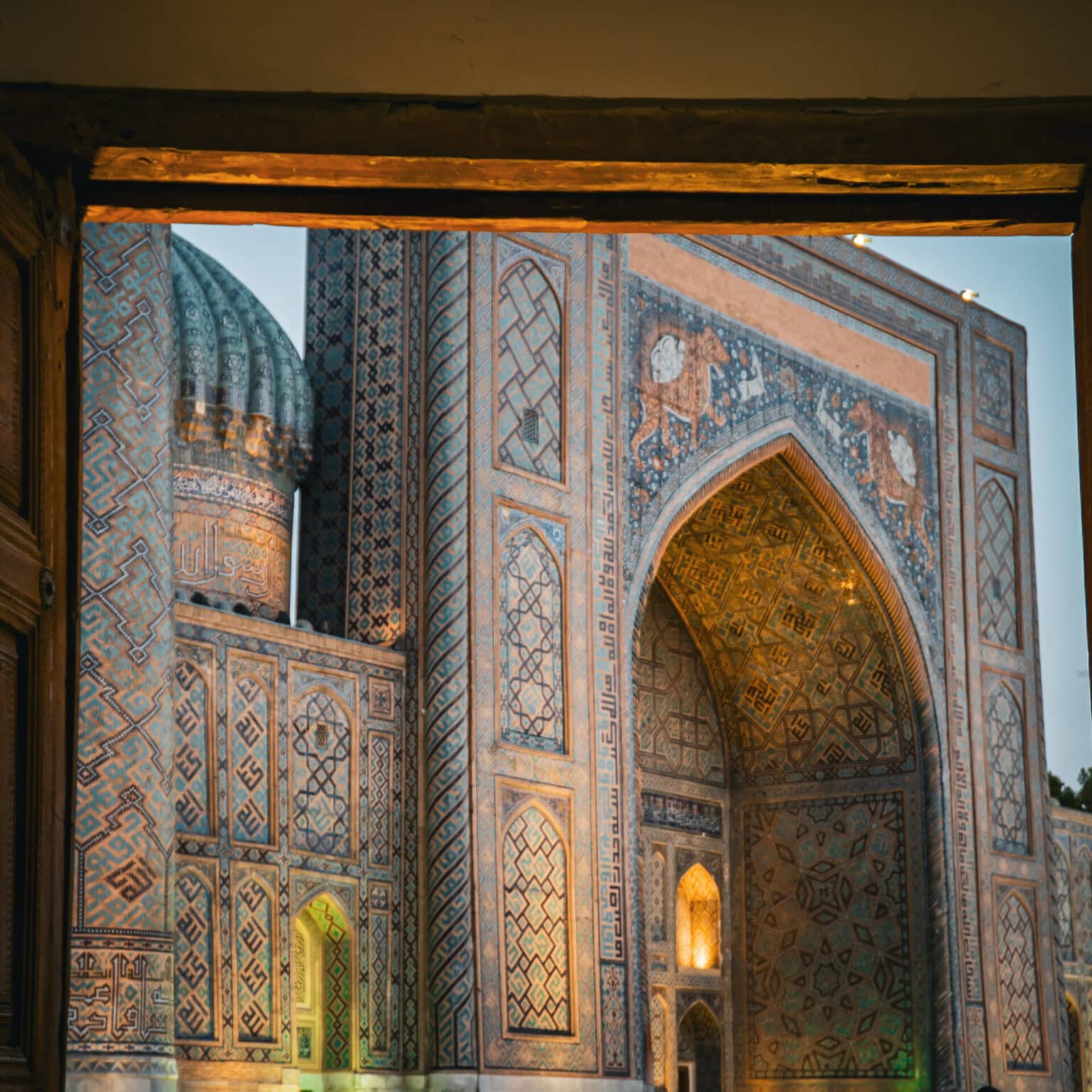 Blick auf den Registan in Samarkand von einer hölzernen Tür aus