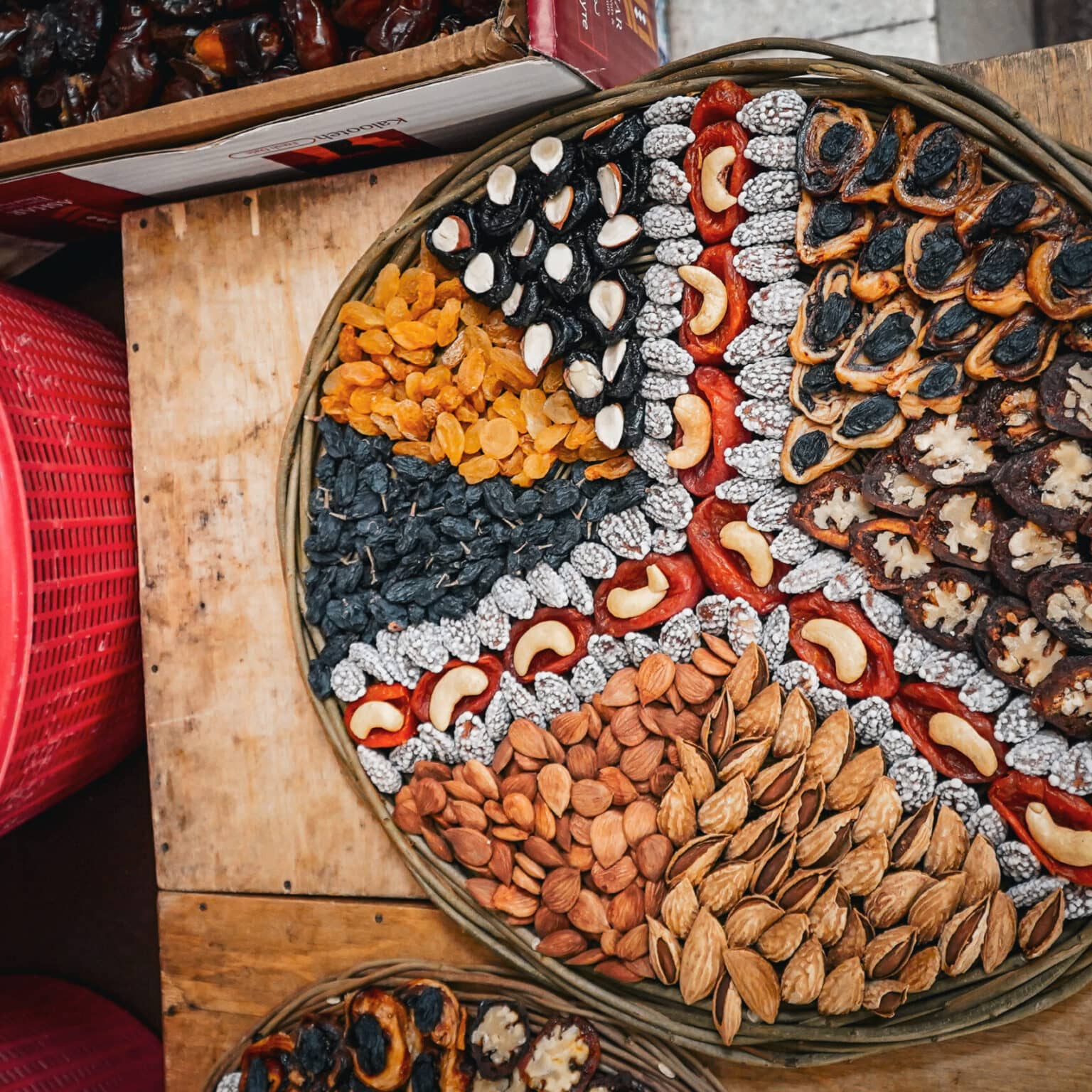 Aufwendig arrangierte getrocknete Früchte, Nüsse und Mandeln auf dem Siyob-Basar in Samarkand