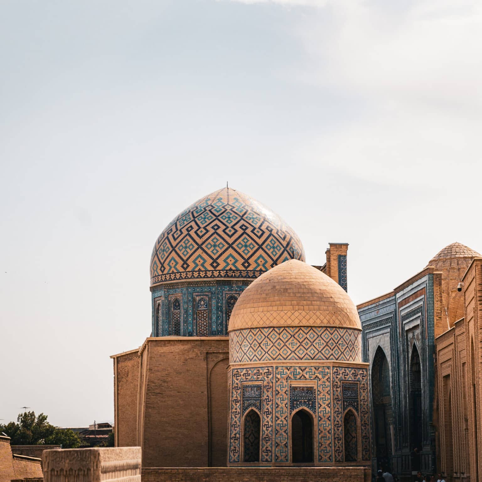 Kuppeln und verziertes Mauerwerk des Schahi-Sinda-Komplexes in Samarkand