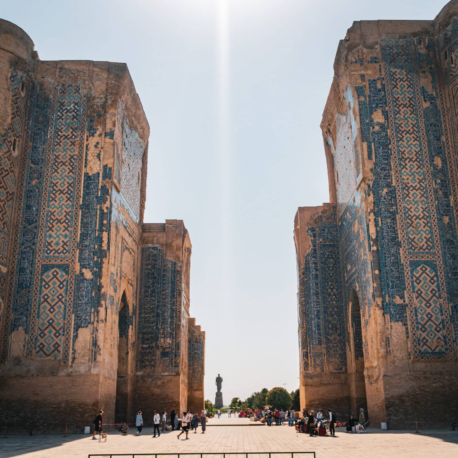 Die monumentalen Ruinen des Ak-Saray-Palastes in Shahrisabz, Usbekistan, mit blauen Kachelmustern