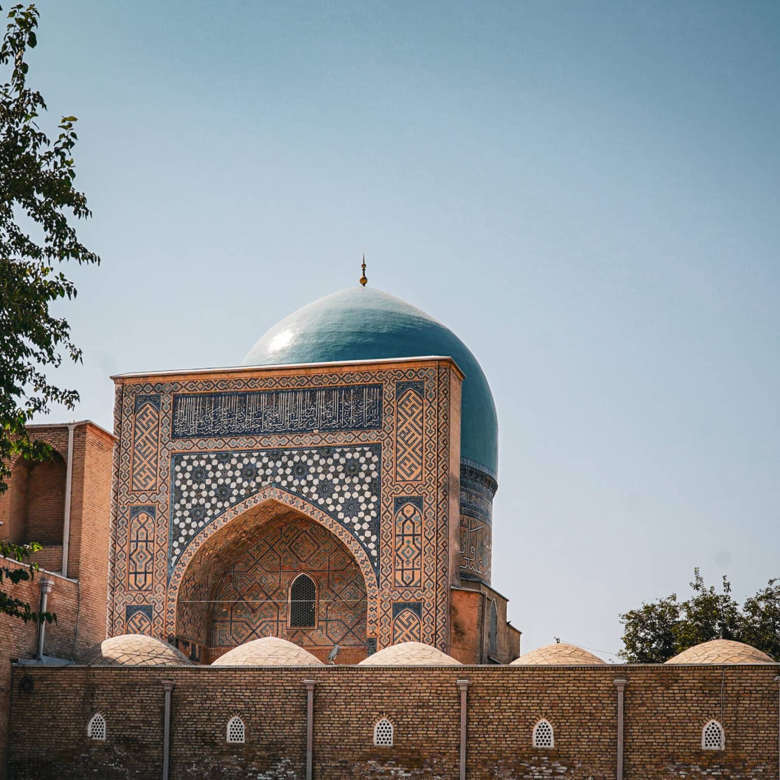 Die Dorut-Tilovat-Gedenkstätte in Shahrisabz, mit ihrer türkisfarbenen Kuppel und reich verzierten Fassade