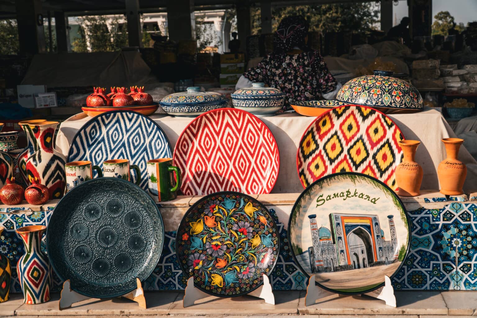 Bunt bemalte Teller sind ein beliebtes Souvenir aus Samarkand. 