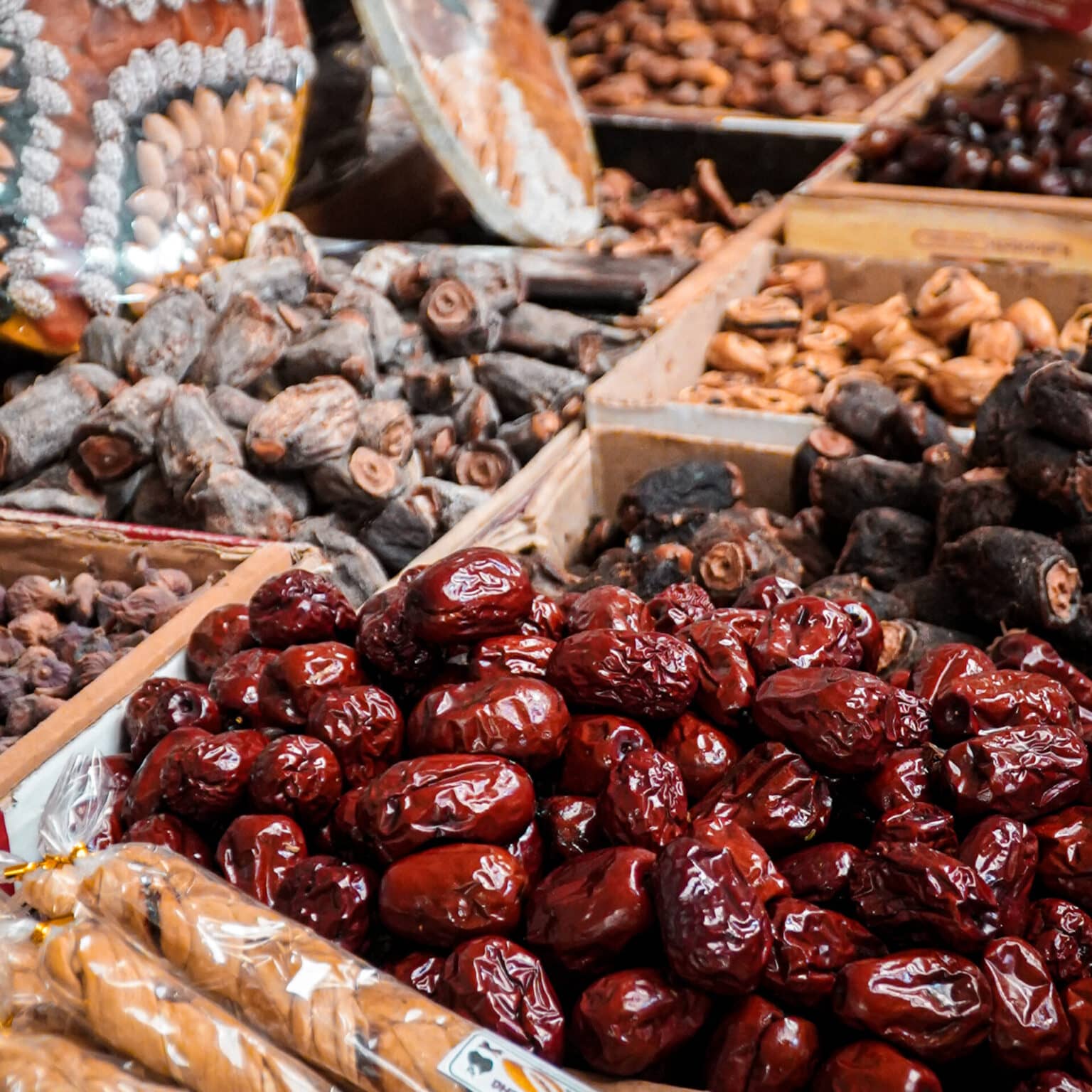 Bunte Auswahl an getrockneten Früchten und Nüssen auf dem Siyob-Basar in Samarkand