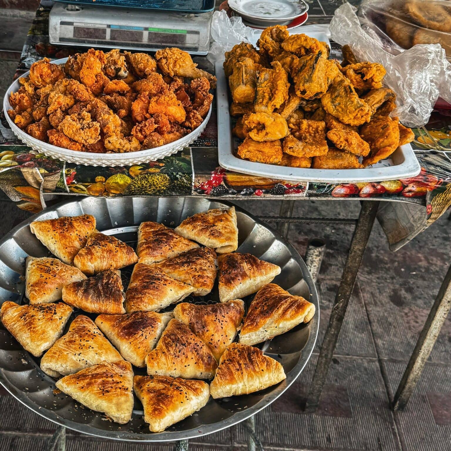 Ein Stand mit Hühnchen und Somsa auf dem Siyob-Basar in Samarkand