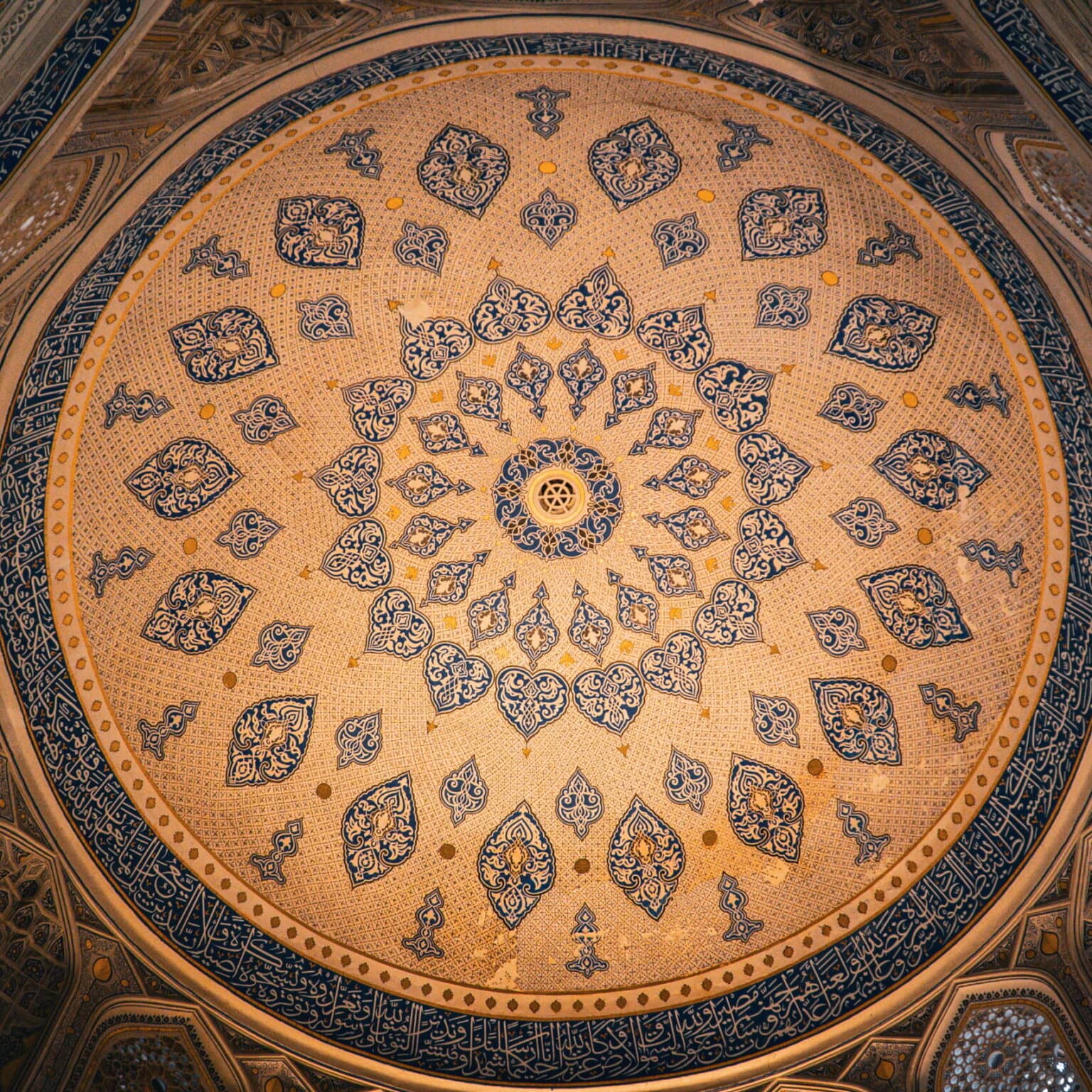 Detailansicht der reich verzierten goldenen Kuppel in der Tillakori-Medrese in Samarkand