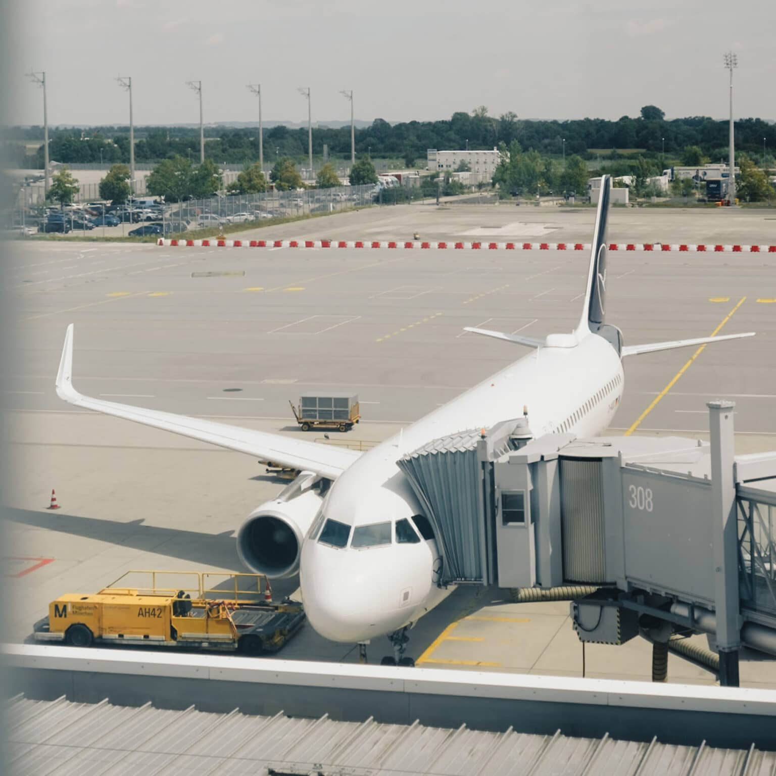 Ein Flugzeug auf einer Parkposition mit Fluggastbrücke.