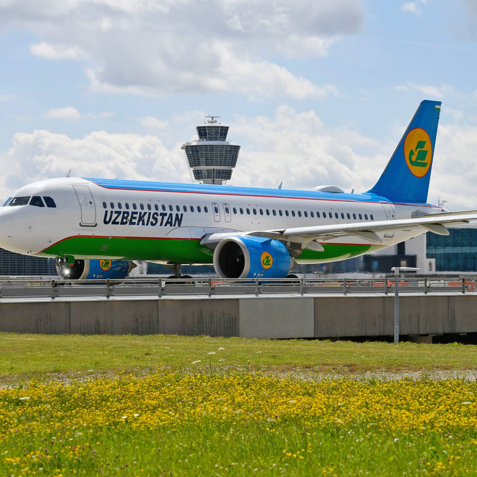 Ein Flugzeug der Airline Uzbekistan Airways auf dem Rollfeld des Flughafen München.