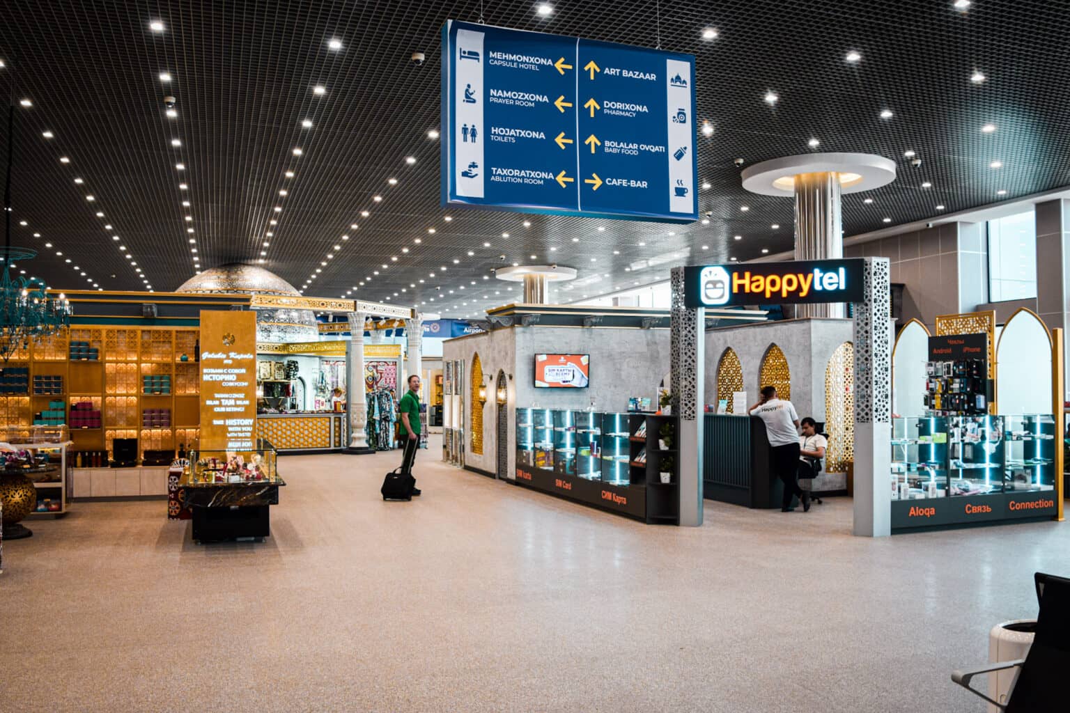 Stöbere in den verschiedenen Shops am Flughafen in Taschkent.