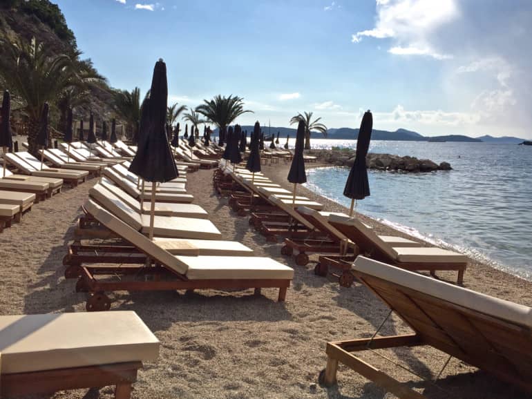 Nach einem kleinen Regenschauer bin ich fast der einzige Besucher im Strandclub.