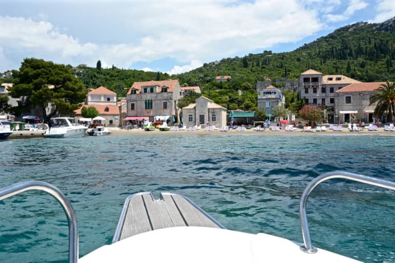 Steinhäuser mit roten Dächern, ein ähnliches Panorama wie in Dubrovnik.