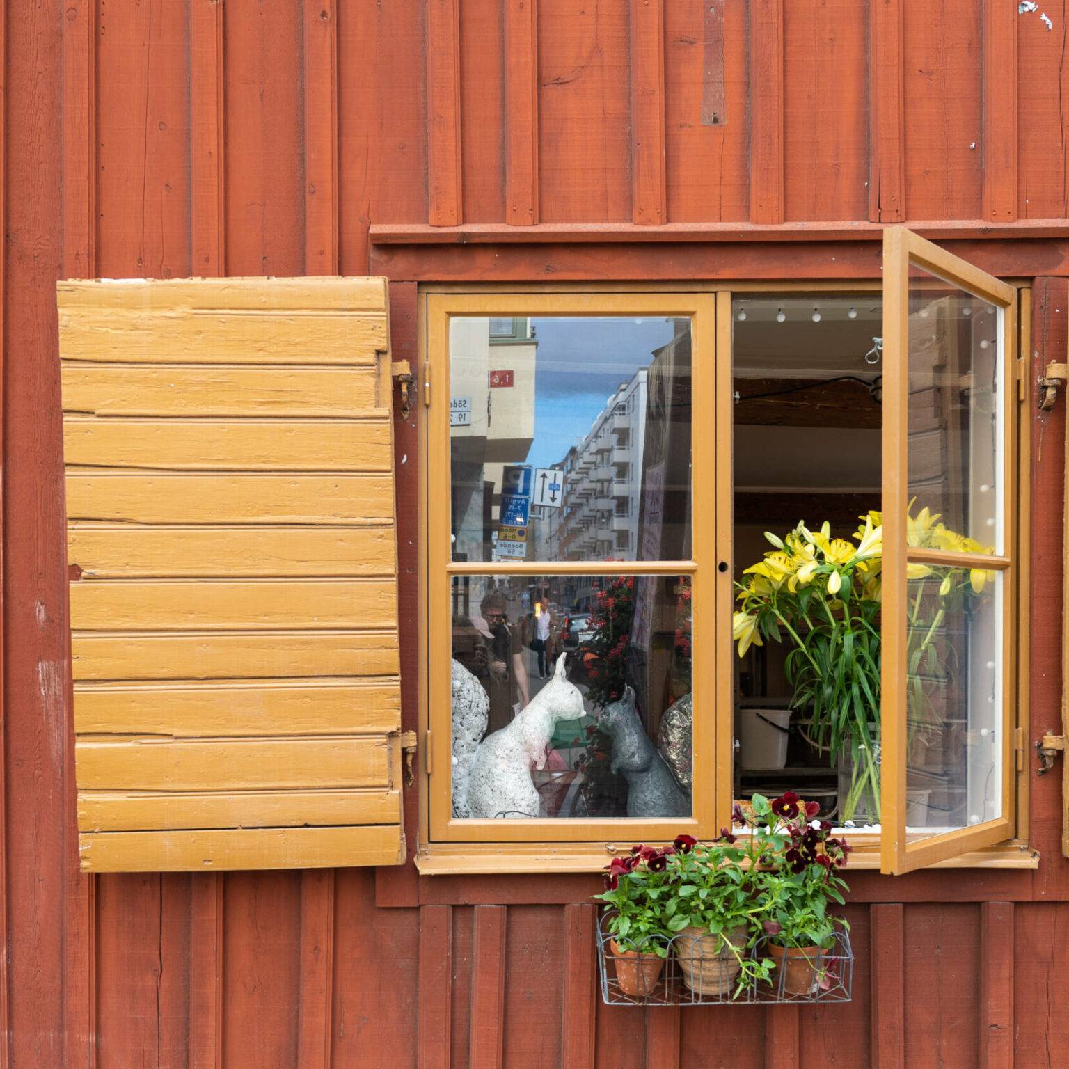 Bunte Holzhäuser wie dieses in Rot mit gelben Fensterläden findet man noch im Stockholmer Viertel SoFo.