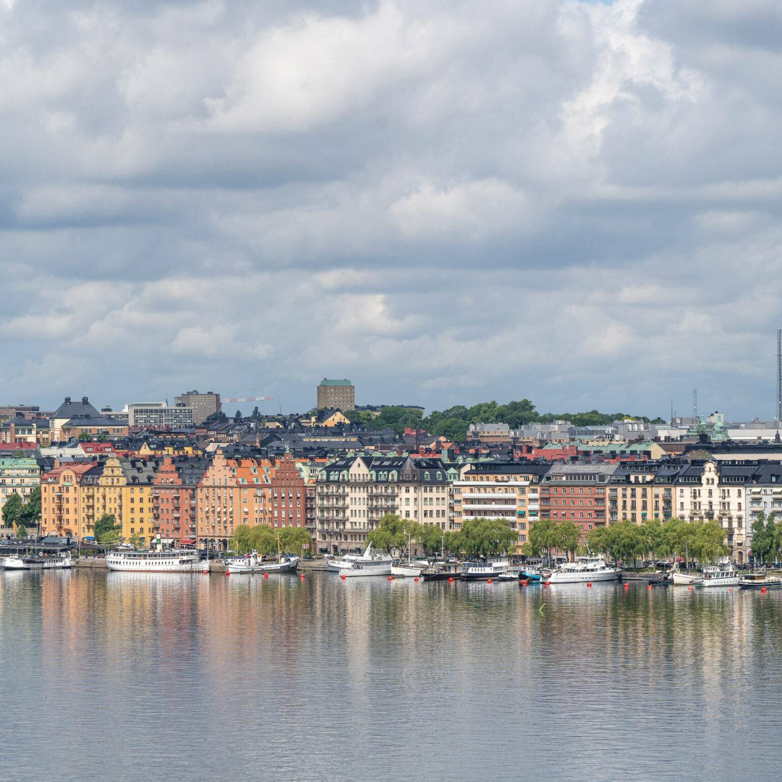 Einen tollen Ausblick auf die Stockholmer Innenstadt mit Gamla Stan und Riddarfjärden können Touristen vom Monteliusvägen aus erhaschen.