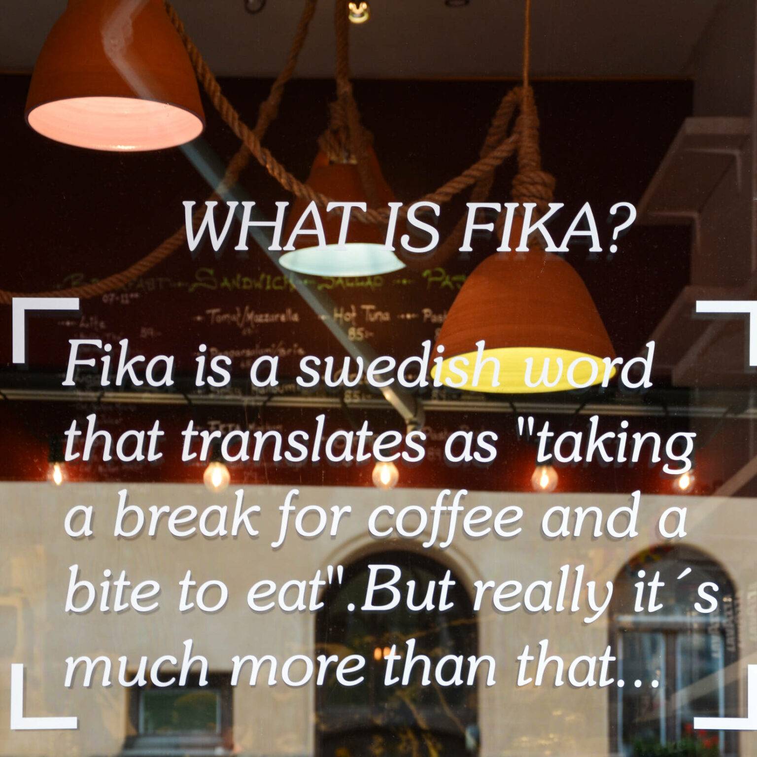 Das Fenster eines Stockholmer Cafés ziert ein Aufkleber, der beschreibt, was es mit der schwedischen Kaffeepause namens "Fika" auf sich hat.