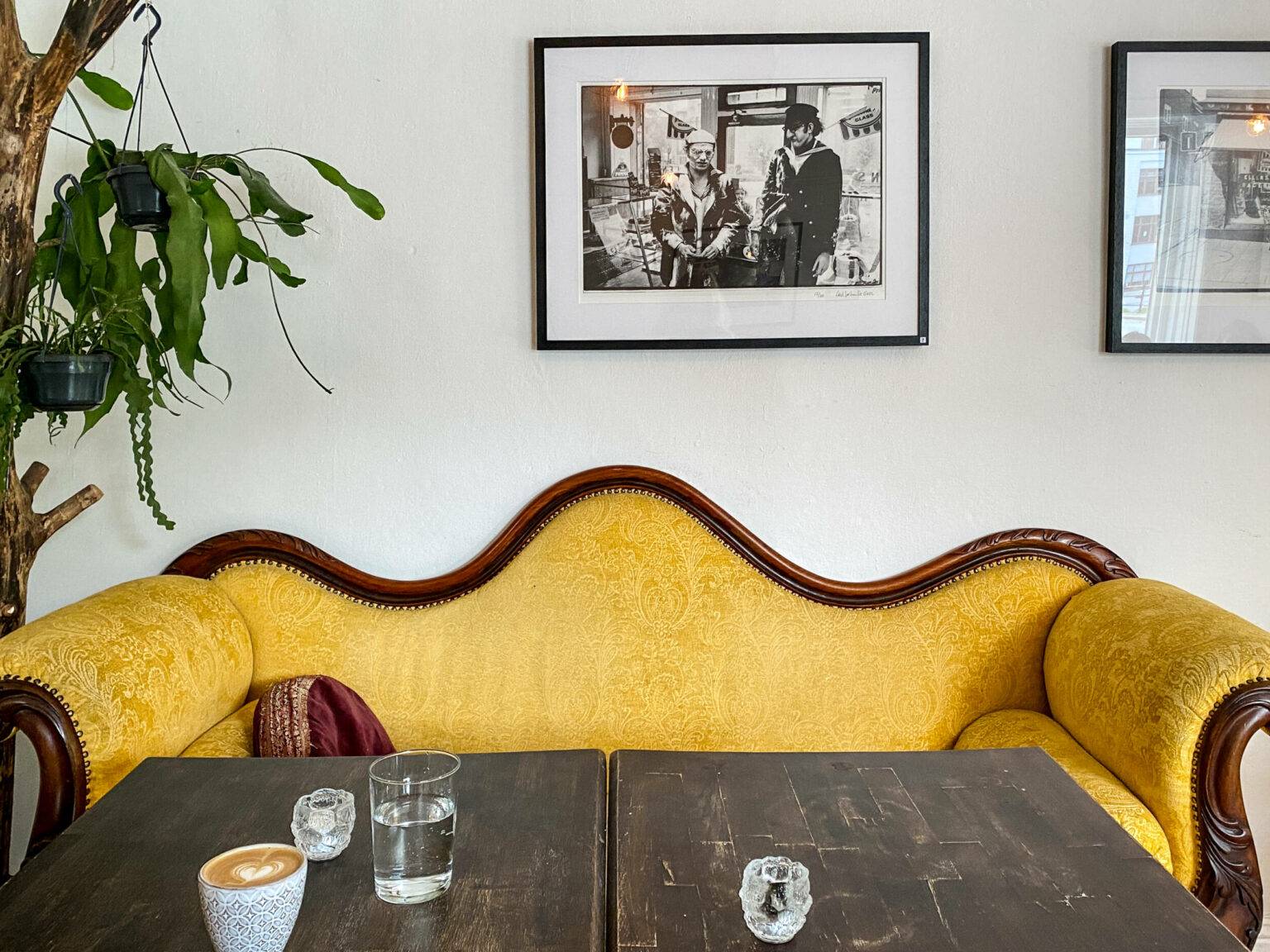 Auf dem gemütlichen, gelben Sofa im hippen Café Tartan lassen sich Gäste schwedische Leckereien schmecken.