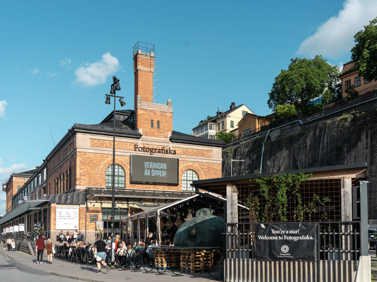 Auch der Außenbereich des Museums Fotografiska mit Restaurant und Terrasse lädt zum Verweilen ein.