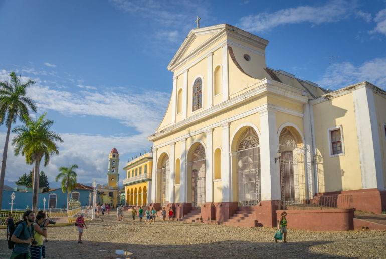 In Trinidads Altstadt in Kuba befindet sich eine gelbweiße Kirche.
