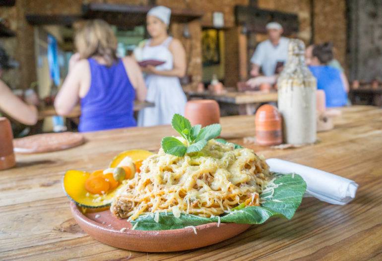 In Trinidads Taberna La Botija wird an hölzernen Tischen den Gästen auf terakottafarbenen Tellern Spaghetti serviert.