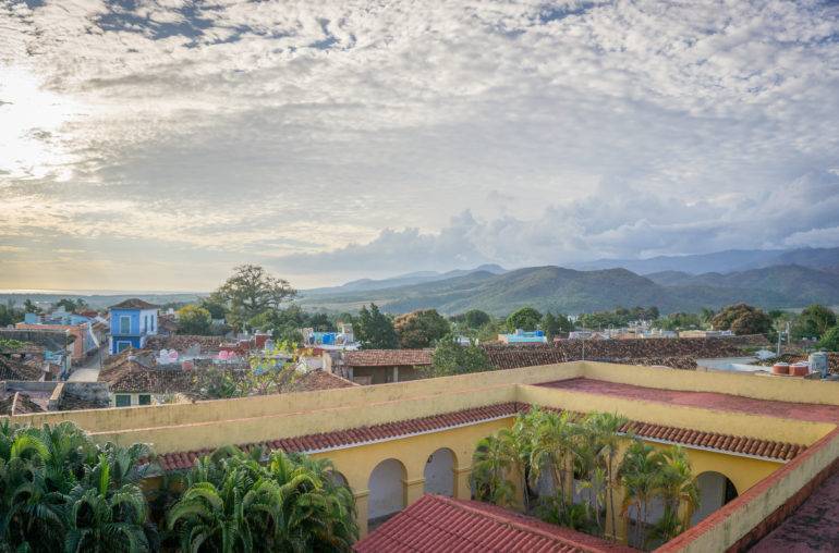 Die Aussicht vom Glockenturm der Kirche Convento de San Francisco de Asis in Trinidad auf die Dächer der Altstadt und der hügeligen Landschaft Kubas.