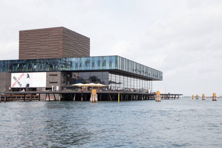 Moderne Kunst am Hafen: Das Königliche Theater, schon von außen ein Kunstwerk.