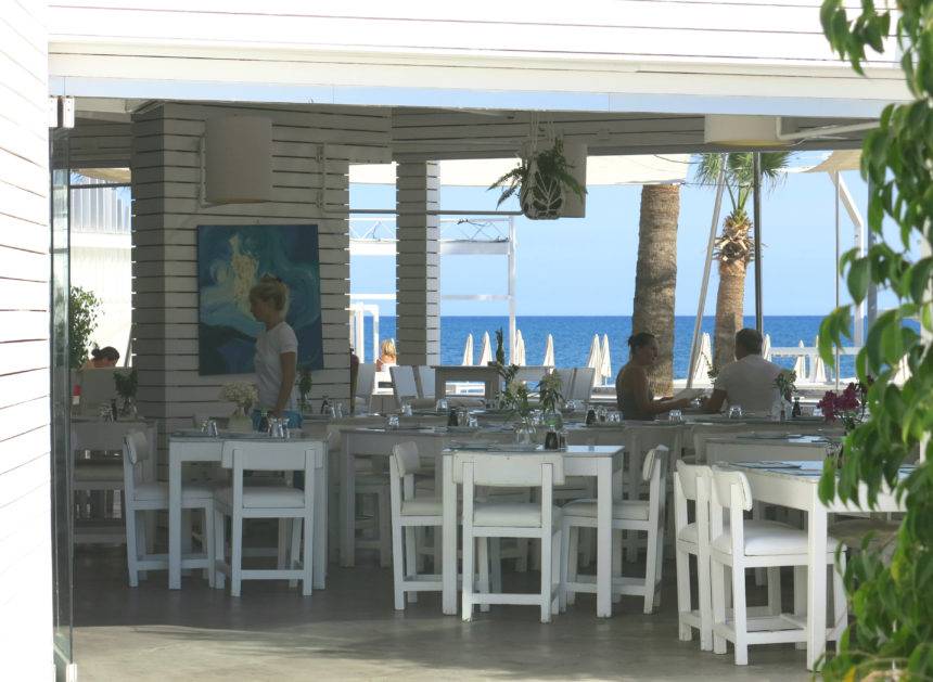 Ganz in weiß speist und relaxt man im Ammos Beachclub in Larnaka.