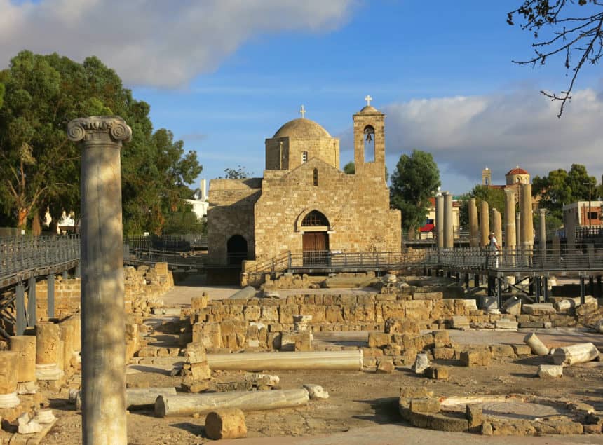 Eine der beliebten Sehenswürdigkeiten in Paphos: die Paulussäule Basilika Chrysopolitissa