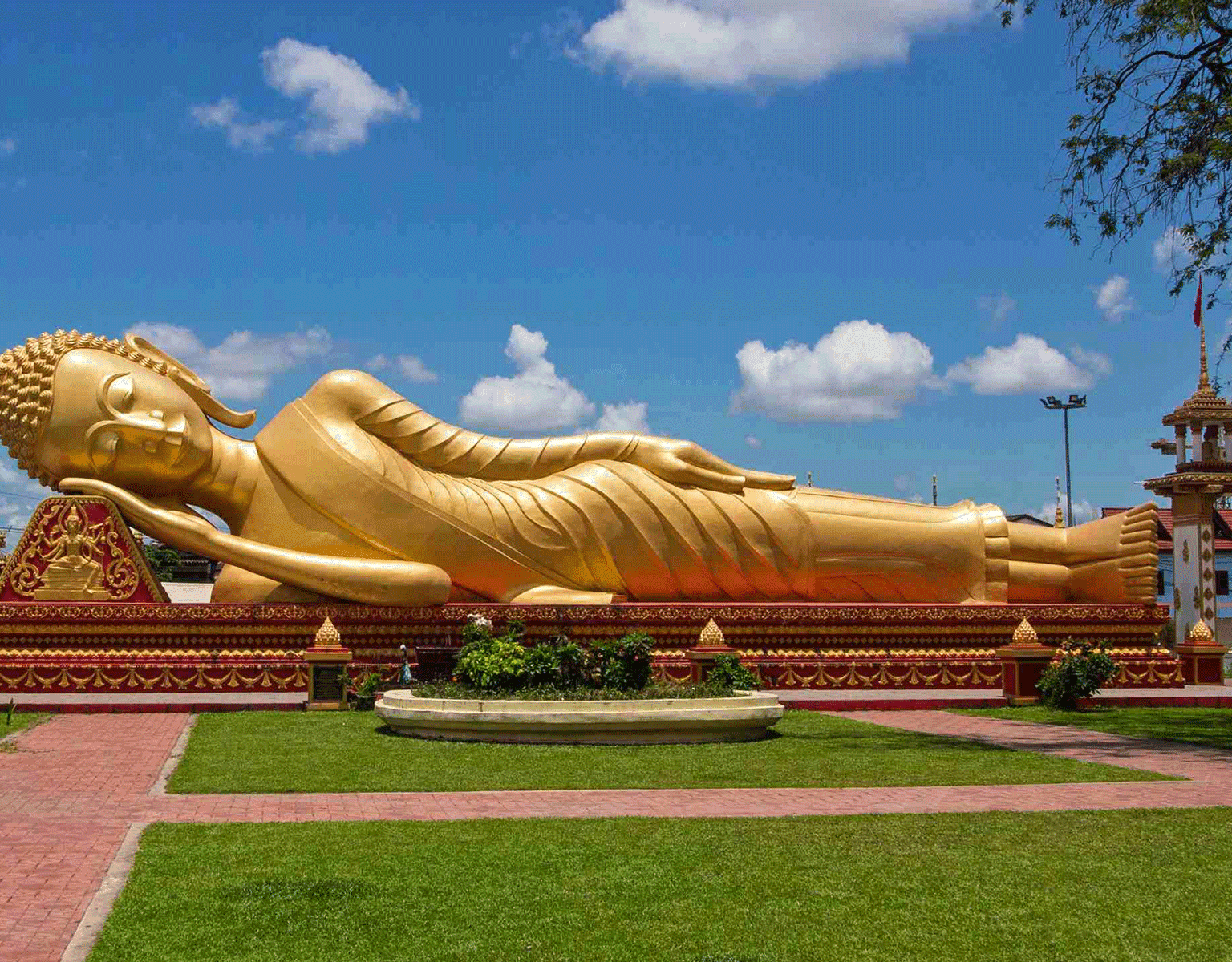 Zu Laos Sehenswürdigkeiten zählt Wat That Luang Tai, eine riesige goldene liegende Buddah-Statue, die ihre Augen zum Schlaf geschlossen hat.