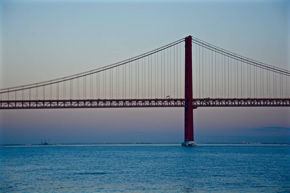 Erinnert an die Golden Gate Bridge: Die Ponte de 25 Abril über dem Tejo.