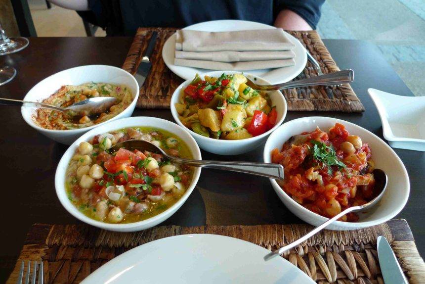 Mezze, mehrere kleine Vorspeisen, sind beliebte Speisen z.B. im Nahen Osten.