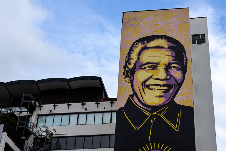 Portrait von Nelson Mandela auf einer Hauswand in Johannesburg.