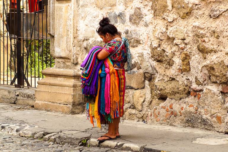 Auf den Straßen von Antigua verkaufen Maya-Frauen Kleidung.