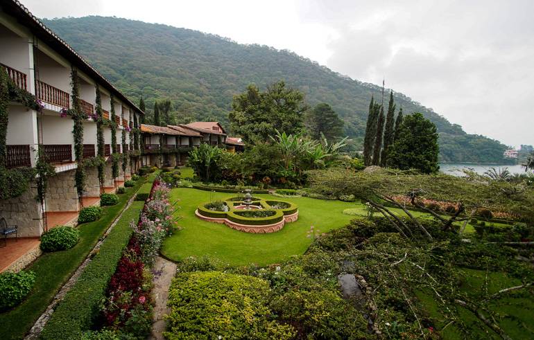 So schön können Hotelgärten sein: Das Hotel Atitlan in Panajachel.