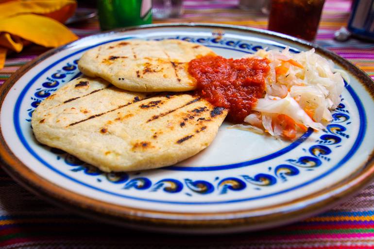 Guatemaltekisches Essen: Pupusas, Tortillas mit Füllung.